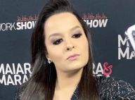 Macacão glow! Maiara valoriza corpo em look de cristais decotado em show