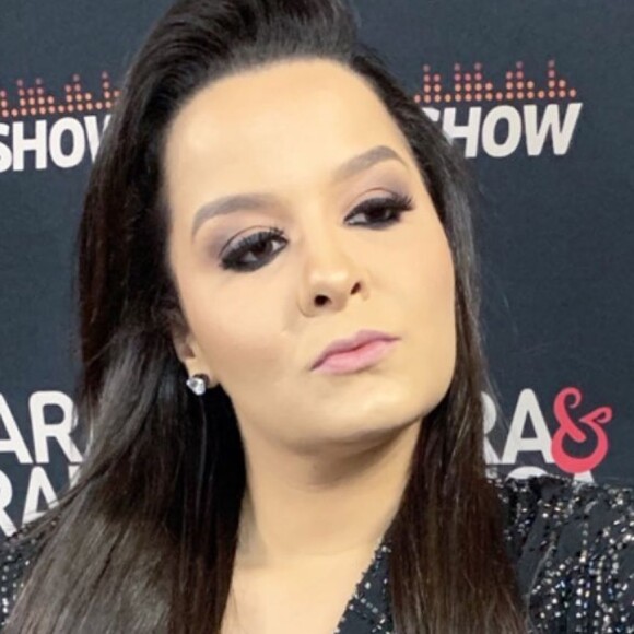 Dupla de Maraisa, Maiara usa look com brilho e decote em show neste domingo, dia 28 de maio de 2019