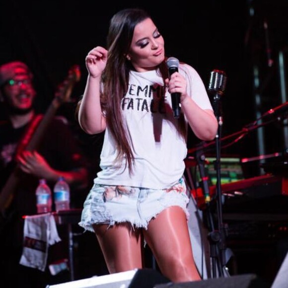 Dupla de Maraisa, Maiara aposta em macacão preto com detalhes de aplicações de cristais em show neste domingo, dia 26 de maio de 2019