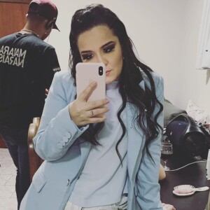 Dupla de Maraisa, Maiara usa macacão com decote em 'v' para show neste domingo, dia 27 de maio de 2019