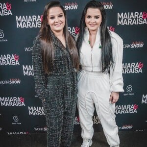 Dupla de Maiara, Maraisa repete look branco brilhoso em show