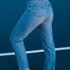 Moda nos anos 90, o mom jeans é uma tendência que surgiu na passarelas internacionais e é muito versátil.
