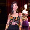 Camila Coutinho apostou no body com estampas florais diferentes no bojo e nas mangas para o evento da grife Dolce & Gabbana