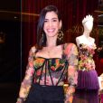 Camila Coutinho apostou no body com estampas florais diferentes no bojo e nas mangas para o evento da grife Dolce &amp; Gabbana