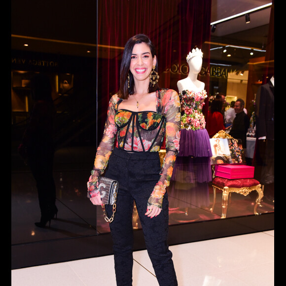 Camila Coutinho apostou no body com estampas florais diferentes no bojo e nas mangas para o evento da grife Dolce & Gabbana