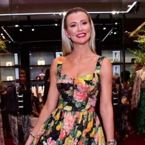 Clássica! Ana Paula Siebert apostou no vestido midi floral com saia rodada no evento da Dolce & Gabanna