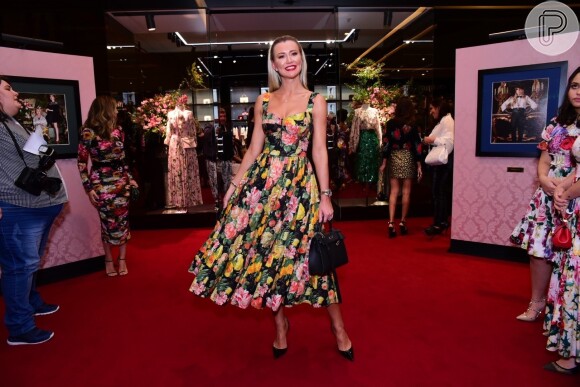 Clássica! Ana Paula Siebert apostou no vestido midi floral com saia rodada no evento da Dolce & Gabanna