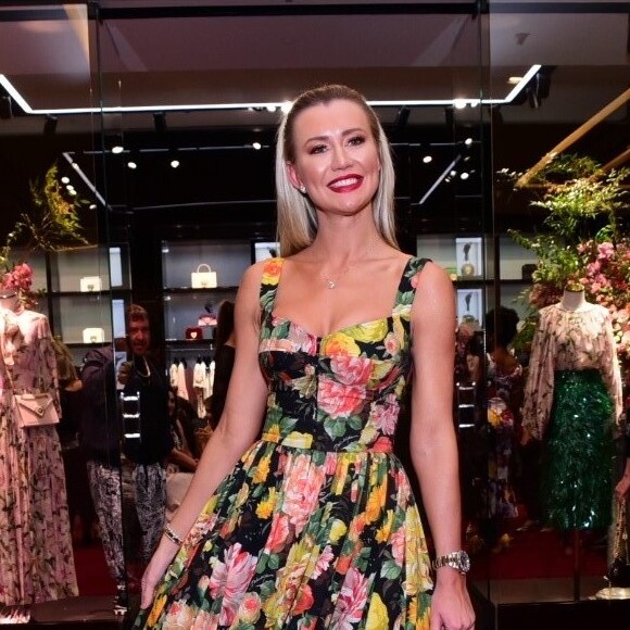 Clássica! Ana Paula Siebert apostou no vestido midi floral com saia rodada no evento da Dolce & Gabanna