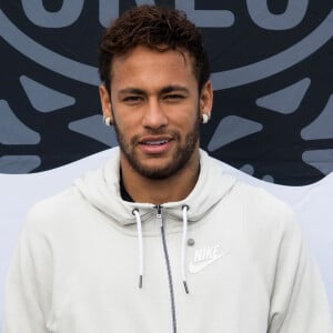 Helicóptero de Neymar ainda aparece como propriedade da fabricante Helibrás na Agência Nacional de Aviação Civil, mas a transferência para sua agência já foi pedida, desde o dia 16 de maio