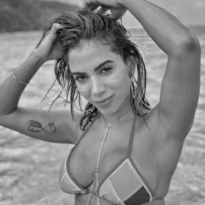 Anitta ainda não revelou destino final de viagem de férias