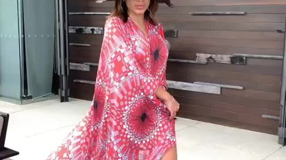 Anitta posa exibindo maiô cavado, coleção Resort 2020, do estilista brasileiro Amir Slama