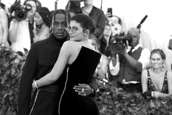 Kylie Jenner ganhou uma Ferrari avaliada em US$ 1,5 milhões, cerca de R$ 4,5 milhõesum do namorado