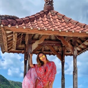 Anitta está conhecendo as praias paradisíacas da região