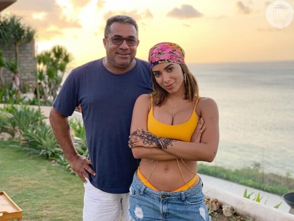 Anitta afirmou que levou o seu pai para deixar a viagem ainda mais divertida
