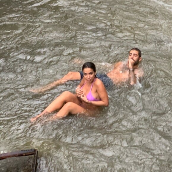 Anitta e Pedro Scooby mergulham em cachoeira em Bali, na Indonésia, neste domingo, dia 02 de junho de 2019