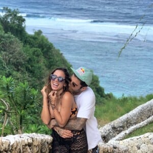 Anitta ganha beijo e abraço de Pedro Scooby em Bali, na Indonésia, neste domingo, dia 02 de junho de 2019
