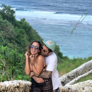 Anitta ganha beijo e abraço de Pedro Scooby em Bali, na Indonésia, neste domingo, dia 02 de junho de 2019