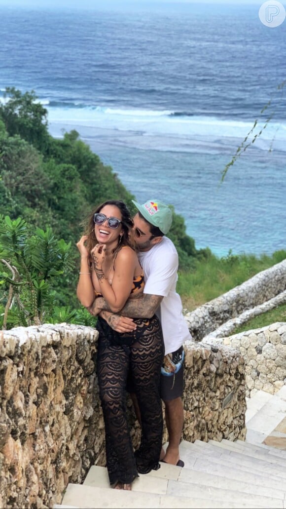 Anitta ganha beijo e abraço de Pedro Scooby em Bali, na Indonésia, neste domingo, dia 02 de junho de 2019