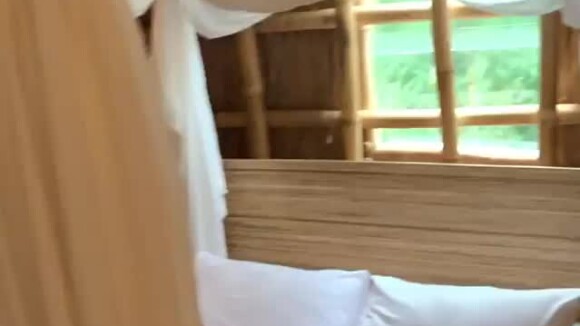 Anitta se muda de hotel e aluga quarto de bambu neste domingo, dia 02 de junho de 2019