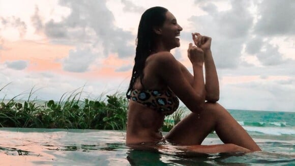 Em Alagoas, Débora Nascimento ganha elogios em foto de biquíni: 'Musa, diva'