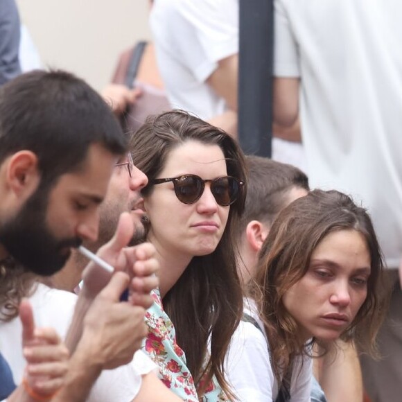 Nathalia Dill passou pelelório de Flora Diegues no cemitério Memorial do Carmo, no Caju, Zona Portuária do Rio, nesta segunda-feira, 3 de junho de 2019
