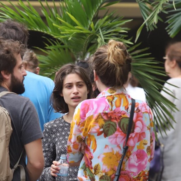 Luisa Arraes se emocionou no velório de Flora Diegues