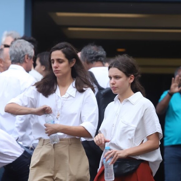 Bruna Linzmeyer e a namorada, Priscila Visman, foram ao velório de Flora Diegues