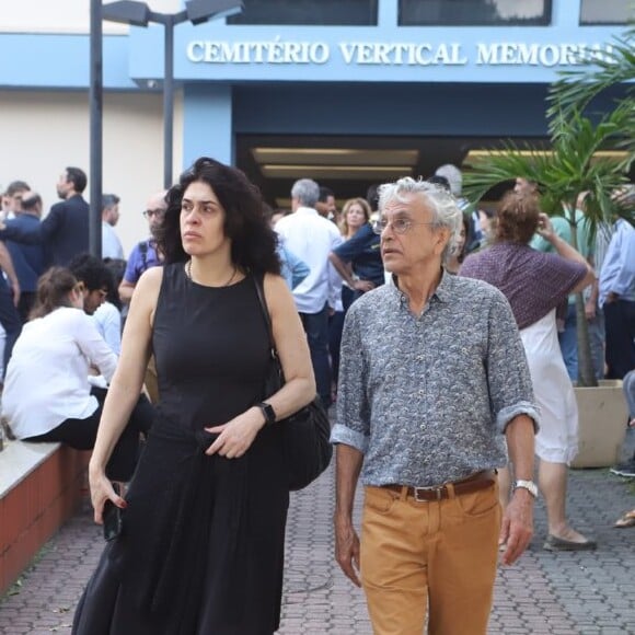 Caetano Veloso esteve com a mulher, Paula Lavigne, no velório de Flora Diegues, filha de Cacá Diegues