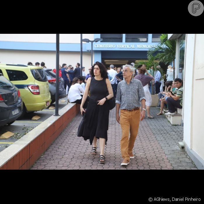 Caetano Veloso esteve com a mulher, Paula Lavigne, no velório de Flora Diegues, filha de Cacá Diegues