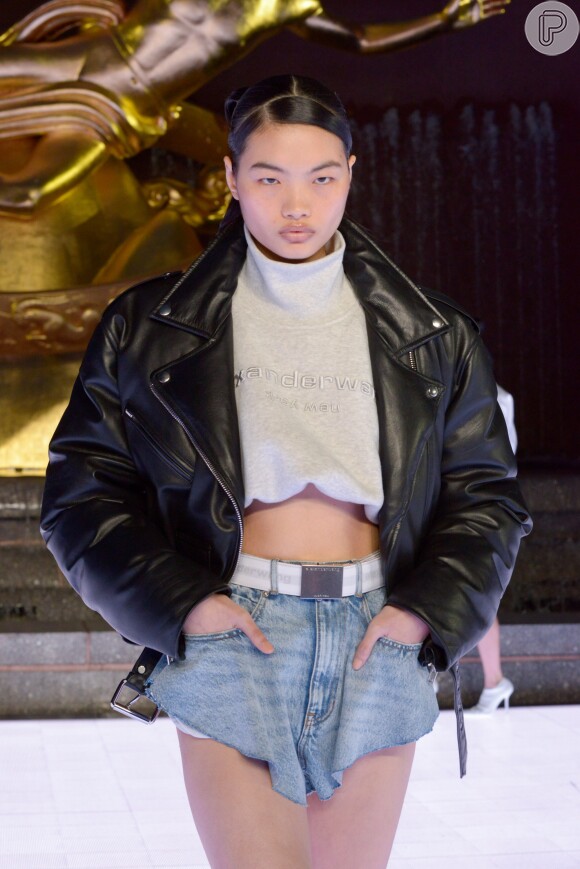 Jeans curtíssimo e jaqueta de couro no desfile de Alexander Wang