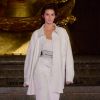 A top model Kendall Jenner veste look esportivo em branco total