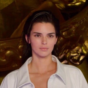 A top model Kendall Jenner veste look esportivo em branco total