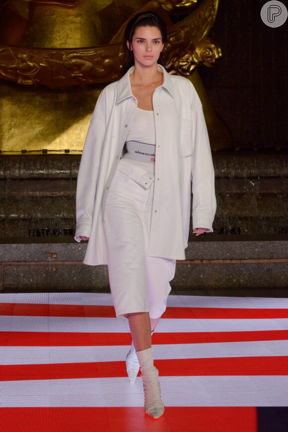 A top model Kendall Jenner veste look esportivo em branco total