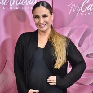 Claudia Leitte exibiu barriga de gravidez em foto de biquíni no Instagram