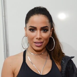 Anitta disse ter o hábito de se maquiar sozinha: 'Sempre faço minha própria maquiagem para qualquer lugar que eu vá'