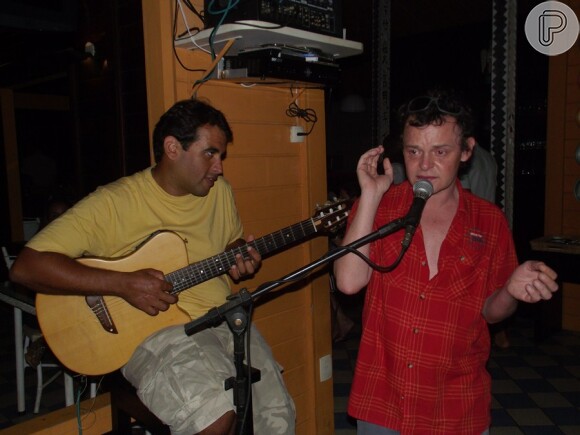 Matheus Nachtergaele canta ao lado de Buiu, em Fernando de Noronha, em novembro de 2012