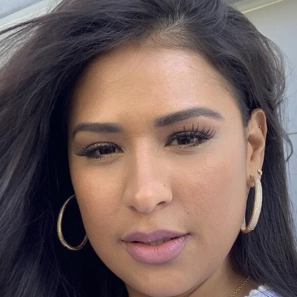 Simone, da dupla com Simaria, mostrou beleza natural em vídeo sem maquiagem
