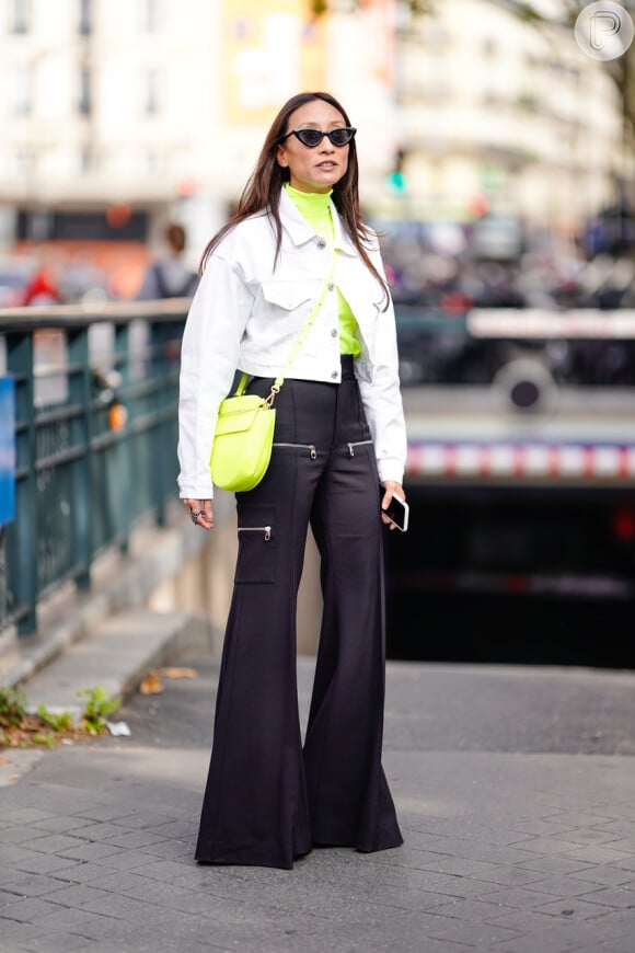 Calça pantalona preta com jaqueta jeans e cores neon no visual moderninho