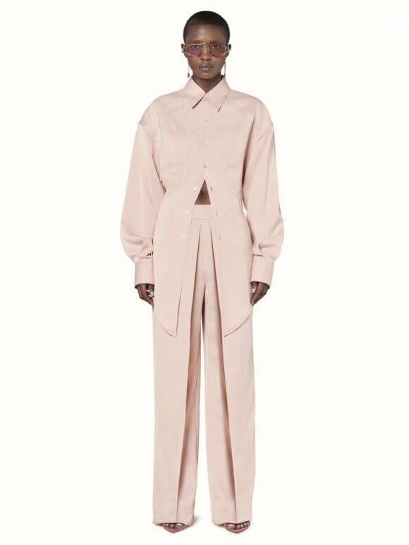 Calça pantalona da coleção da grife de luxo de Rihanna, a Fenty Maison
