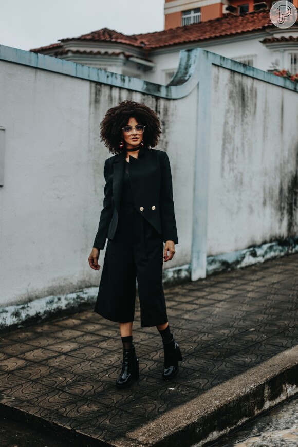 Calça pantacourt e botas pretas garantem um look de trabalho estiloso e discreto