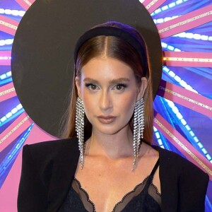 Marina Ruy Barbosa aderiu à trend da alice band em look all black