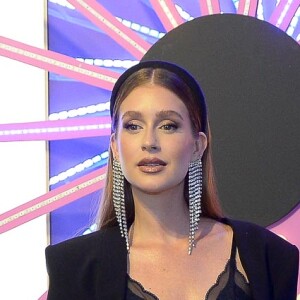 Marina Ruy Barbosa elegeu look all black e blazer decotado bem ousado