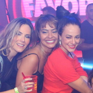 Paolla Oliveira também foi ao Baile da Favorita