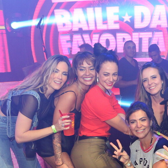 Paolla Oliveira também foi ao Baile da Favorita