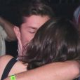 Camila Queiroz e Klebber Toledo curtiram aos beijos o Baile da Favorita