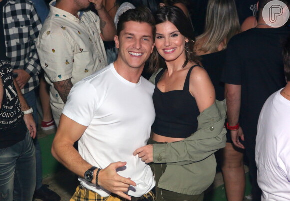 Camila Queiroz e Klebber Toledo se beijaram no Baile da Favorita, na quadra da Acadêmicos da Rocinha, Zona Sul do Rio, neste sábado, 9 de junho de 2019