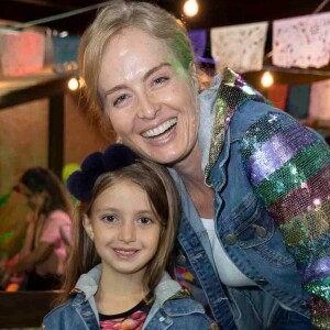 Angélica mostra a filha, Eva, vestida para festa junina, em 9 de junho de 2019