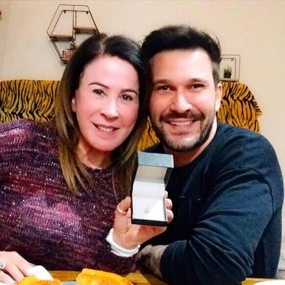 Zilu ganhou uma joia de presente do namorado neste domingo, dia 09 de junho de 2019