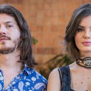 Vanessa (Camila Queiroz) também dá seu depoimento na novela 'Verão 90'