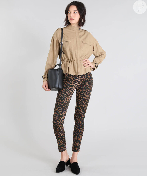 Basica e fashion: a calça de sarja skinny estampada animal print bege da C&A custa R$89,99 no site da marca